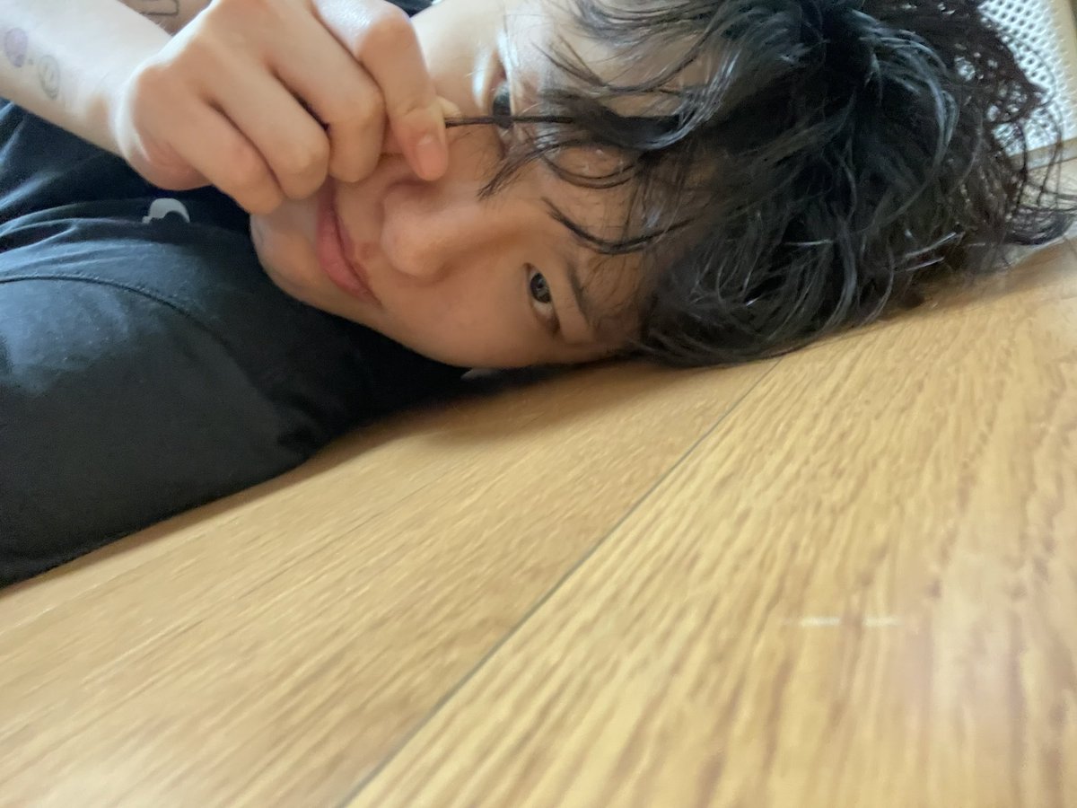 _chowoodz's tweet photo. 오늘 기분 좋으니까 셀카
여러분 다들 꿀잠 자구 내일 월요일이지만 화이팅입니다 🧡💙 https://t.co/EX0Njs0sFt