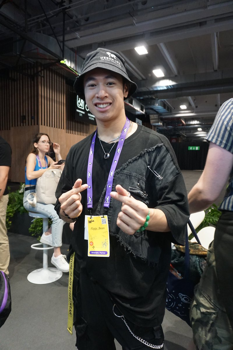 StreamElements's tweet photo. Look who showed up at the Booth! 

@eggy_bean 🙌 https://t.co/H7UaKONels