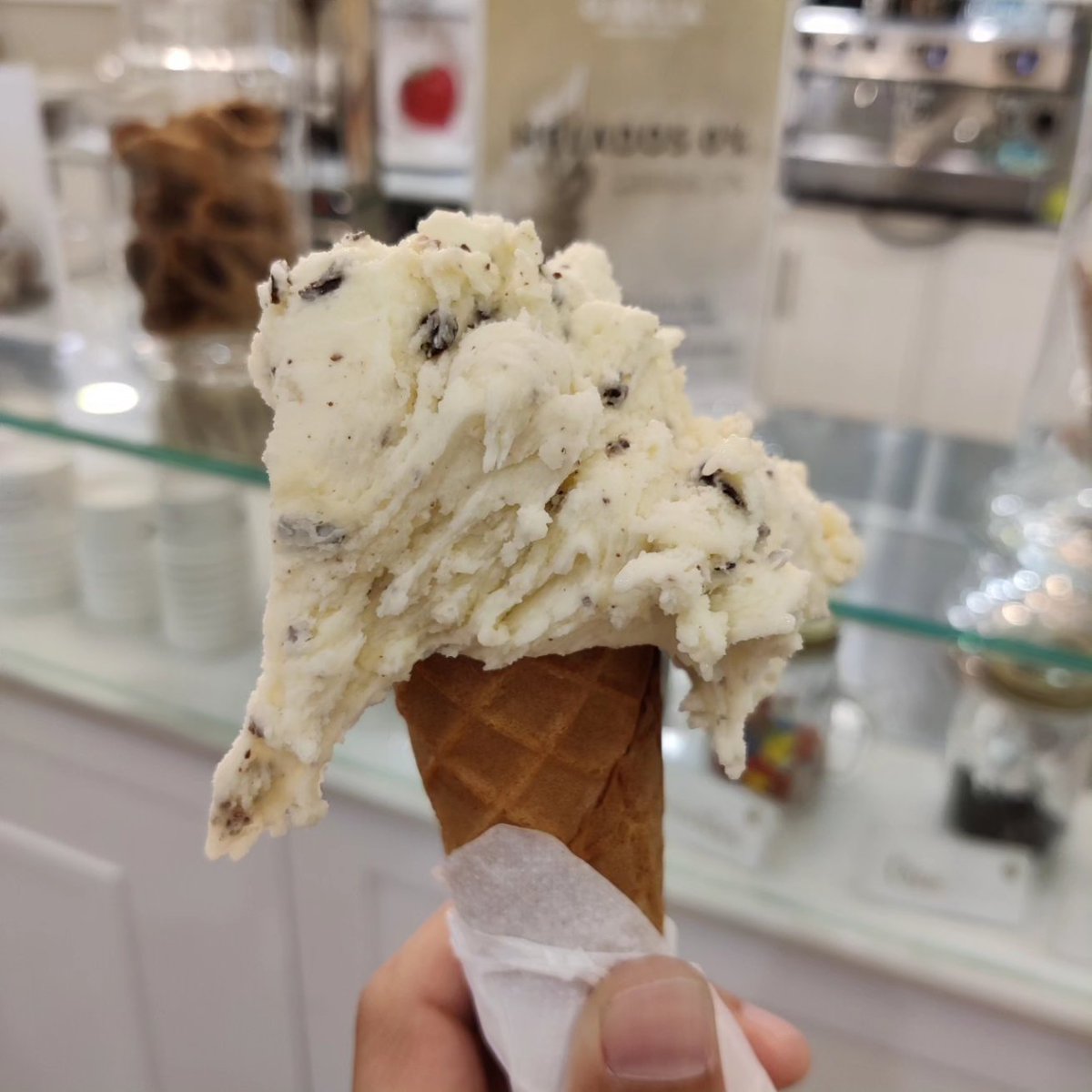 Orgulloceliaco's tweet photo. 🍧 Nuestra heladería más frecuentada en #Sevilla últimamente es @GioeliaCremeria porque es la más segura al tener los sabores #singluten separados del resto.
👉 Los camareros siguen un protocolo para servirte y disponen de conos aptos
@rssgsevilla
#sevillasingluten https://t.co/VO7fAArpEZ