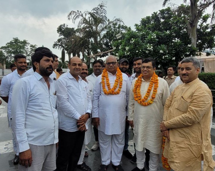 gopalkagarwal's tweet photo. आज संपर्क से समर्थन अभियान के दौरान  पूर्व विधायक श्री हरिओम यादव जी की अध्यक्षता में आयोजित महाजनसंपर्क कार्यक्रम में  मुख्य अतिथि के रूप में जाने का अवसर प्राप्त हुआ और लोगों के बीच प्रधानमंत्री @narendramodi  के 9 साल की योजनाओं को लेकर अपनी बात रखने का मौका मिला। लोगो के जोश एवं माननीय प्रधानमंत्री नरेंद्र मोदी जी के लिए प्यार और इज्ज़त दर्शाता हैं की @BJP4India 2024 में प्रचंड बहुमत पाने वाली है 
#Sampark_se_samarthan #Bhavishya_Ka_Bharat #भारतीय_जनता_पार्टी #ABVP75 
#अपनों_के_साथ_अपनों_के_बीच