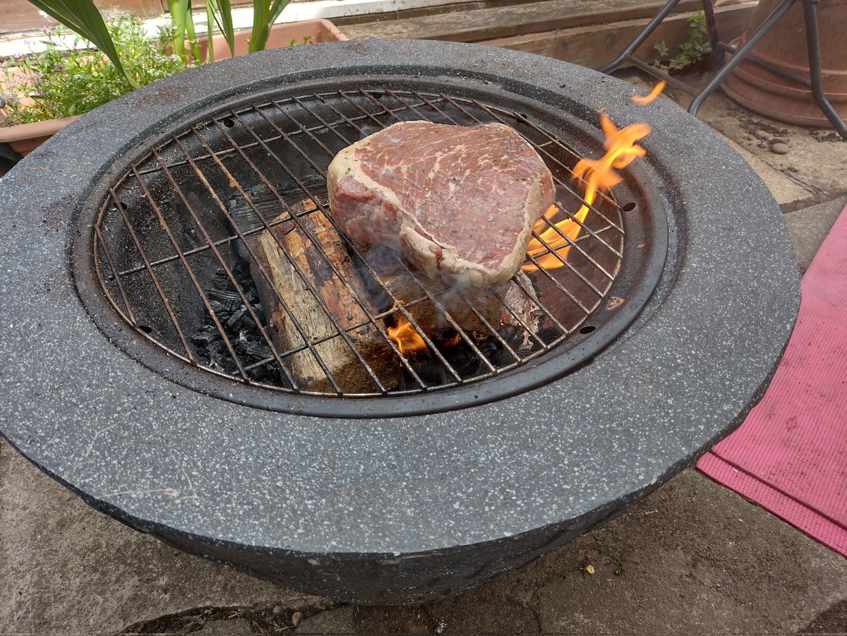 Mini_Nagisa's tweet photo. Femboy cooking time!

#femboy #femboybbq #femboycooking #cooking #beef #steak #bbq #grill #giantsteak https://t.co/Axr2WQbKHm