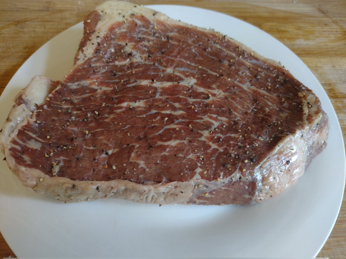 Mini_Nagisa's tweet photo. Femboy cooking time!

#femboy #femboybbq #femboycooking #cooking #beef #steak #bbq #grill #giantsteak https://t.co/Axr2WQbKHm