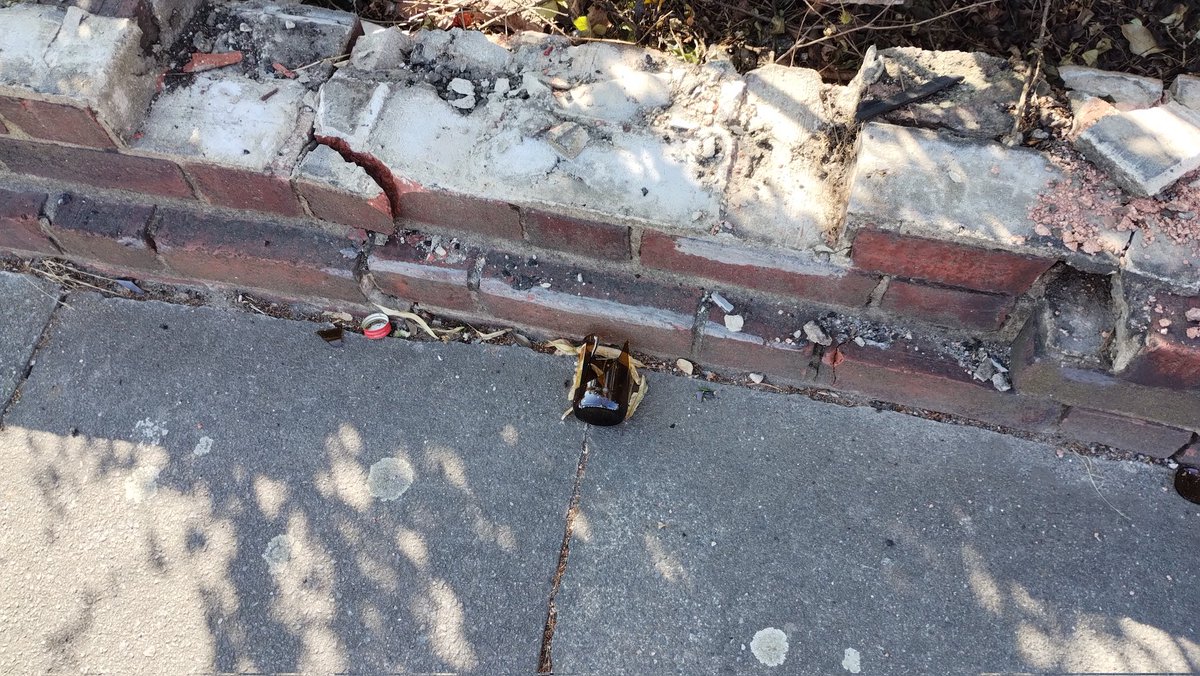 OurBellGreen's tweet photo. How is it possible that a broken bottle can be there for three days on a public pavement in @LewishamCouncil territory. No street cleaning is taking place in Lower #Sydenham. The council have given up on #bellgreen. Fri left, Sun right.  #se26 #se6 #litter https://t.co/YV2pwTNuOx