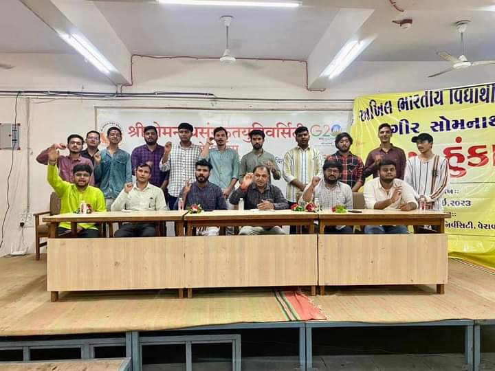 ABVPGujarat's tweet photo. #NationalStudentsDay અને અખિલ ભારતીય વિદ્યાર્થી પરિષદના ૭૫ માં સ્થાપના દિવસ નિમિતે #ABVPGirSomnath જિલ્લા દ્વારા વેરાવળની નગર કારોબારીની ઘોષણા કરવામાં આવી. જેમાં રાષ્ટ્રીય કારોબારી સદસ્ય કર્ણવિરસિંહ ગોહિલ ઉપસ્થિતિ રહ્યા.

#ABVP75 
#ABVPGujarat https://t.co/5ewGAoBhdR