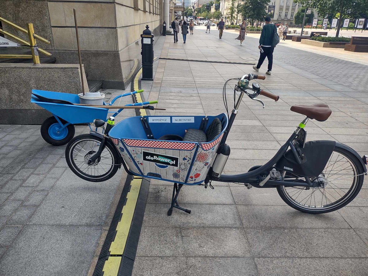 AleRower's tweet photo. Dwa wielkie wynalazki ludzkości uchwycił w @Miasto_Lublin kolega z @lubelskiespace1 .
Ruszyliśmy z wypożyczalnią elektrycznych rowerów cargo.
Co można przewieźć? Dużo. Dzieci, dziewczynę, psa.
Zapraszamy na deptak lub do kontaktu telefonicznego.
#rowercargo #cargobike https://t.co/LLksYEsdjo