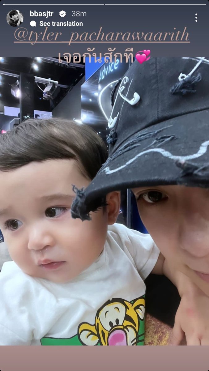 TennyoAchara's tweet image. วันก่อนพี่บาสชมน้องไทเลอร์กับแมะๆ สู่วันนี้พี่บาสได้เจอน้องไทเลอร์แล้ว 😚

🏀 : หูยยย ลูกเฟอร์กี้น่ารักมากเลยอ่ะ ไทเลอร์ป่ะ น่ารักมาก

@basjtr @fergiefergal1
#บาสเด็กอ้วนที่แท้จริง #bbasjtr
#fergiefergal