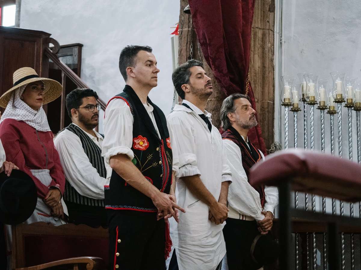 Hectorgomezh's tweet photo. Celebrar la tradición y la cultura, en unos momento en los que es nuestro deber reivindicarla. Gracias a @LuisYerayAlcald y @aytolalaguna_es por invitarme a la Romería de San Benito. Fiesta de Interés Turístico Nacional 🪗 https://t.co/SR11sLd1FV