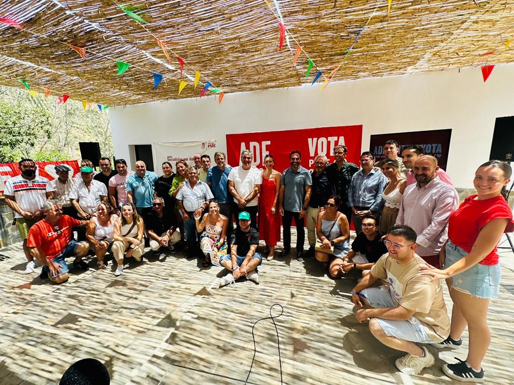 PSOEmalaga's tweet photo. 🔴 El PSOE acusa al PP de mentir a la #Axarquía con el agua 

👉 Los socialistas llaman al voto útil desde Almáchar para evitar un gobierno de PP y Vox

https://t.co/XT6BvPatL3 

#VotaPSOE #23J https://t.co/xKN898rghE