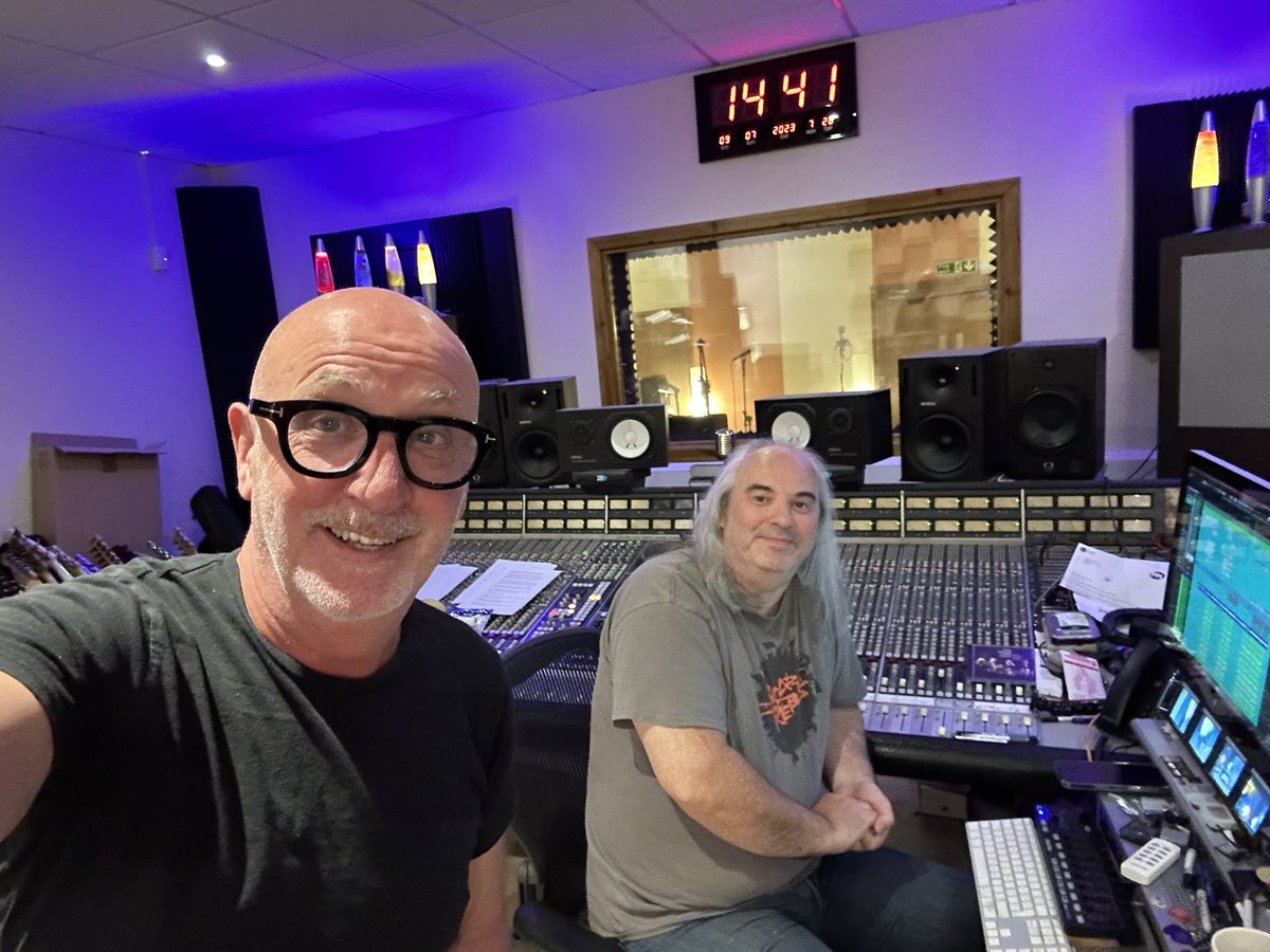 malpope's tweet photo. Starting to mix #forthisreason with @sonictimbo but got to go as it's middays Abersychan tonight with @rhysstenner and @zekelistenbee and @NoddfaJohn @mandyebayton @KevJohnscymru @stevebalsamo https://t.co/brA0sJaETV