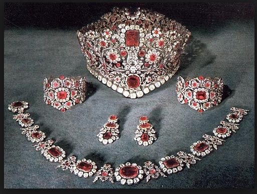 El parure de rubíes y espinelas de Bavaria fue hecho por Caspar Rieländer para el rey Luis I de Baviera como regalo para su esposa la princesa Teresa de Sajonia-Hildburghausen.