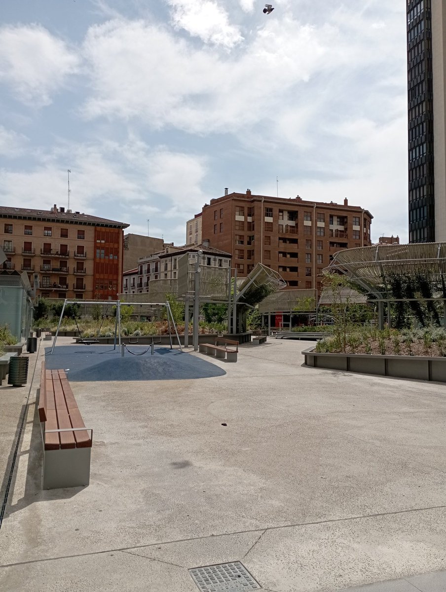 diegolazarot's tweet photo. Qué sombras más buenas hay en las nuevas plazas de Zaragoza. https://t.co/vAStCWkKyt