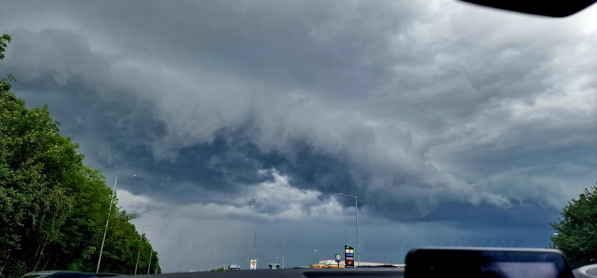 Beckylou1997's tweet image. Thunderstorm rolling in from wales, now over Liverpool👀😬⛈️#ukthunderstorm
#metoffice #weatherbug
#UK #England