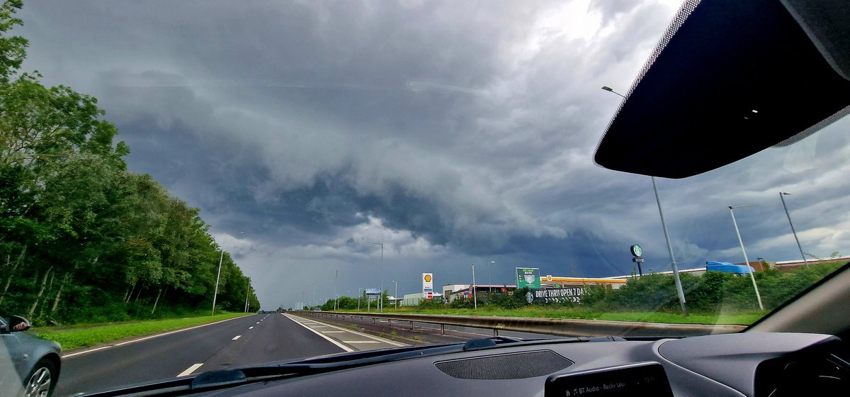 Beckylou1997's tweet image. Thunderstorm rolling in from wales, now over Liverpool👀😬⛈️#ukthunderstorm
#metoffice #weatherbug
#UK #England
