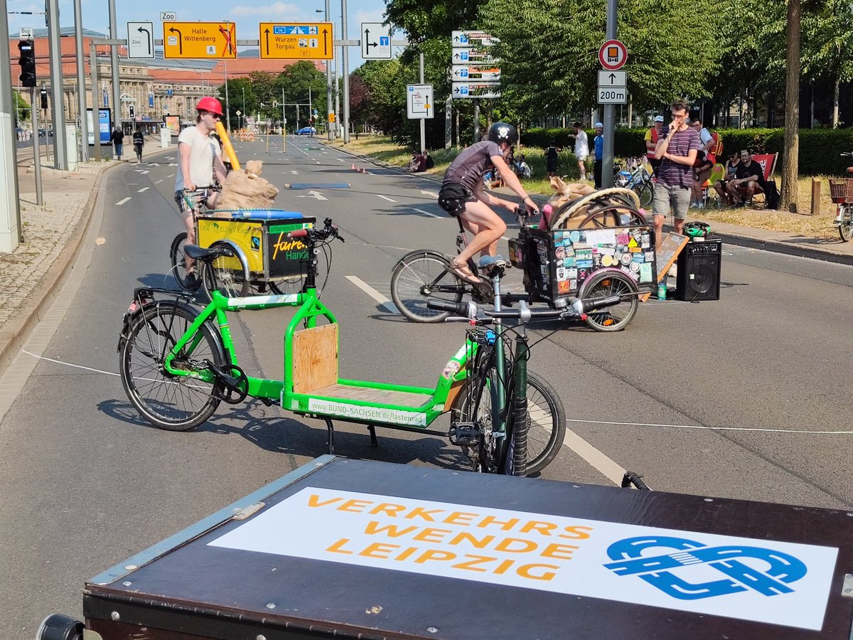 VerkehrswendeLE's tweet photo. #RingFrei, heute für Fuß- und Radverkehr auf dem Goerdelerring!
🏁 #LastenradChallenge
🌳 #Wanderbäume
🚴🏼‍♂️nachhaltige Mobilität
🗨️ viele gute Gespräche
🌡️Hitze und viel 🌞. https://t.co/8FPlH9Qoqp