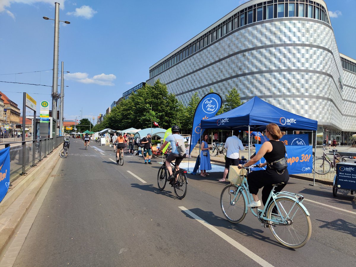 VerkehrswendeLE's tweet photo. #RingFrei, heute für Fuß- und Radverkehr auf dem Goerdelerring!
🏁 #LastenradChallenge
🌳 #Wanderbäume
🚴🏼‍♂️nachhaltige Mobilität
🗨️ viele gute Gespräche
🌡️Hitze und viel 🌞. https://t.co/8FPlH9Qoqp