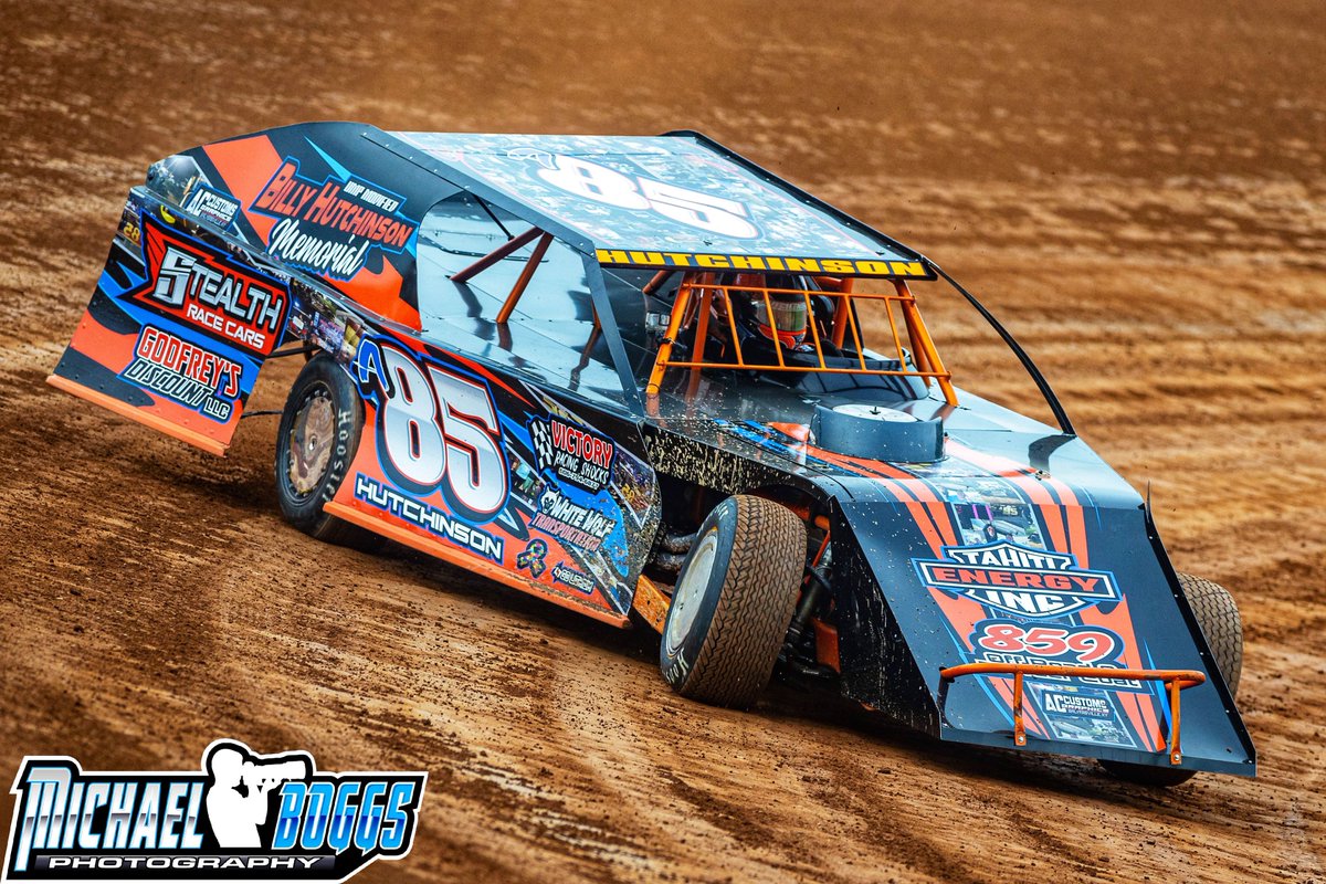 Such a emotional win for Brandon Hutchinson last night in the UMP Modified Division at Willard Speedway as he claims the 1st Annual Billy Hutchinson Memorial in honor of his dad.