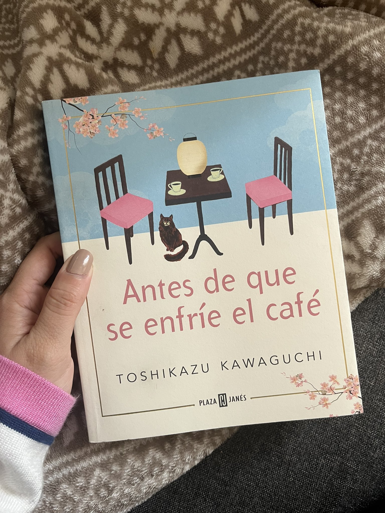 Rebe on X: Leí “Antes de que se enfríe el café” de Toshikazu Kawaguchi y  tengo algunas cosas lindas para decir. En un café de Tokio se puede viajar  al pasado si
