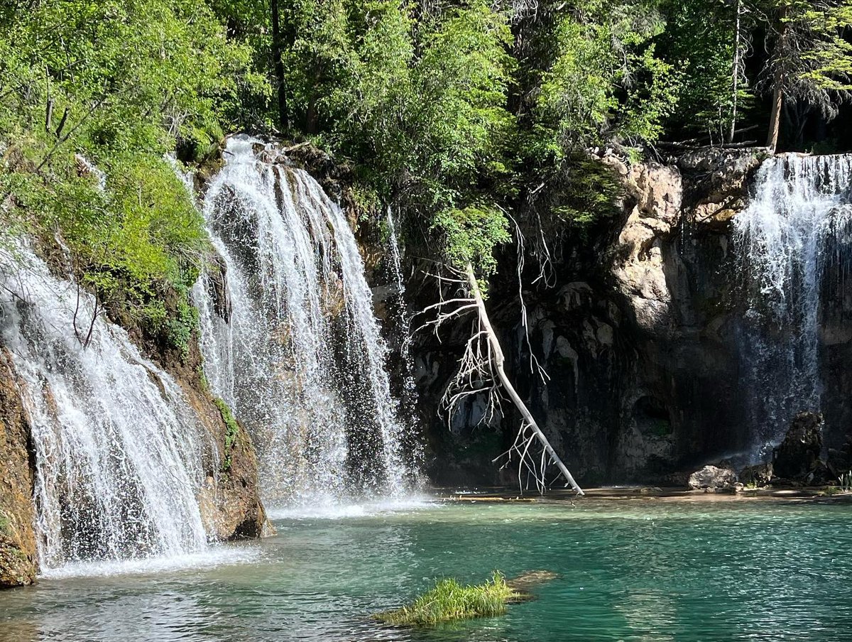 Hanging Lake is one of the most iconic Colorado hikes. Remember to book your hiking reservation in advance, permits are not available at the trail. Please hike responsibly, this is a very special place! l8r.it/Vw6x

📷️: @made_you_look_beauty