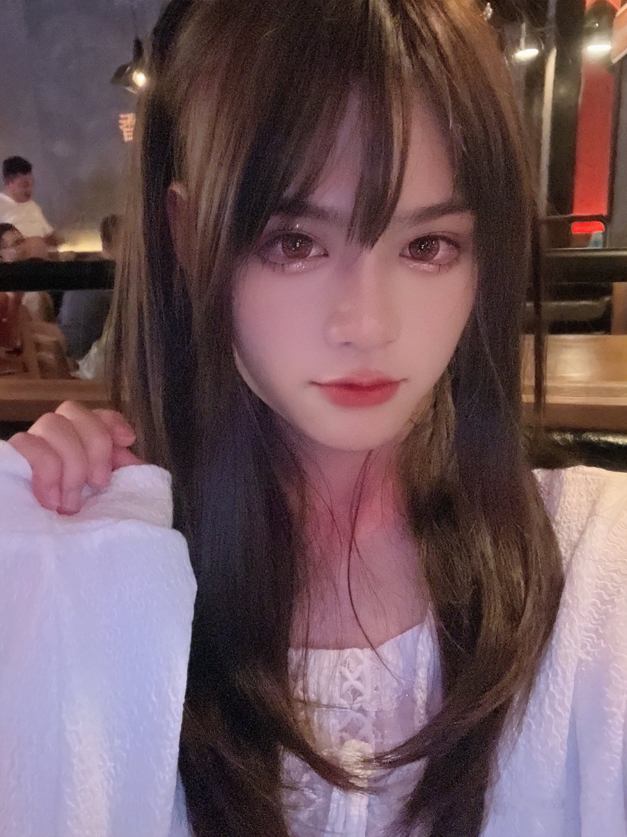 笨蛋美女，不太聪明的样子 https://t.co/s8jdl5iZLw