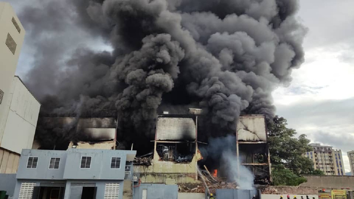 el_carabobeno's tweet photo. Incendio consume estructura de tienda Traki en Valencia https://t.co/xWsu3F15Im https://t.co/7hfkgYmnLY