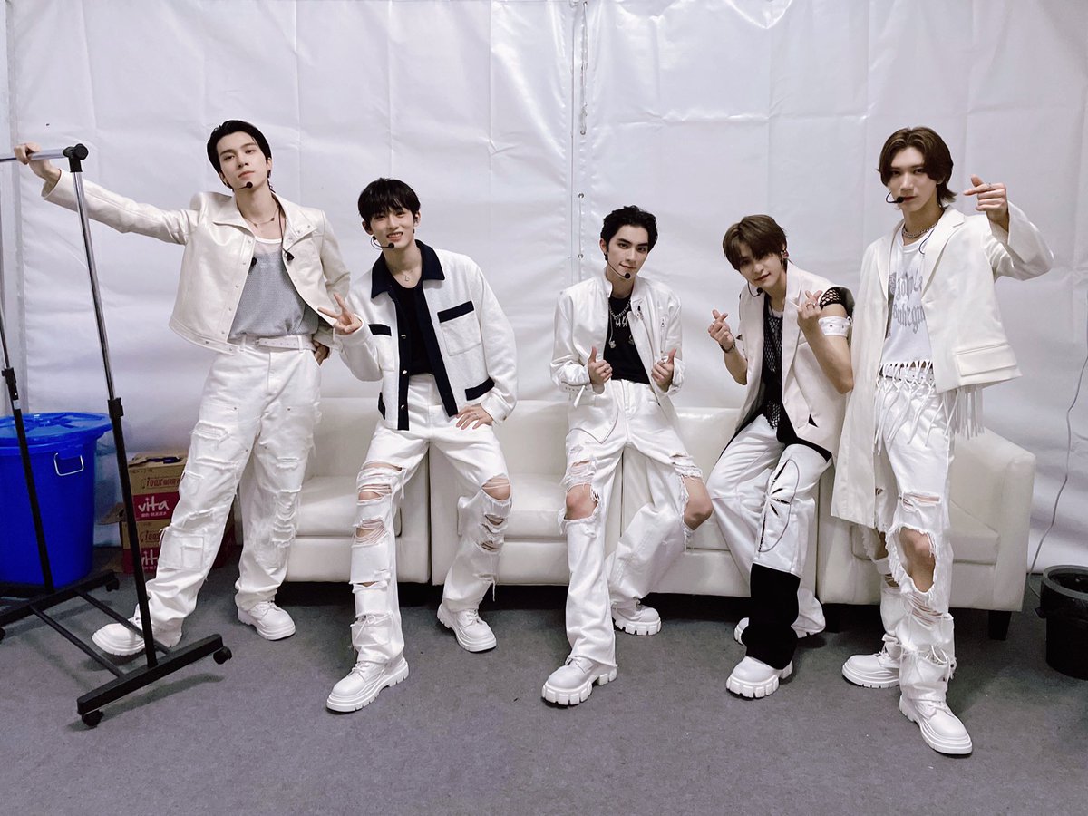 WayV_official's tweet photo. 很高兴能在音乐节上表演🙌🏻🕺🏼🥳今天的演出很尽兴，希望大家也玩得开心！我们以后有机会再见哦！

We are very happy to perform at the festival🙌🏻🕺🏼🥳 It was really fun and we hope that you had fun too! See you next time! 

#TMEA2023 #WayVonStage_TMEA
#WayV #WeiShenV #威神V https://t.co/FGyjuzdh1B