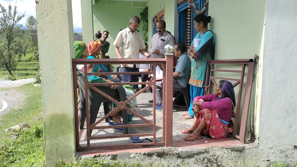 AdBageshwar's tweet photo. जाखेड़ा मार्ग पर बंद दुग्ध समिति बिन खोली पुना संचालन हेतु बैठक कराते हुए  एवं बन्द  नौकुडा समिति चालू करने हेतु बैठक @DirectorDairy @basava_ias https://t.co/LTAID6wRT1