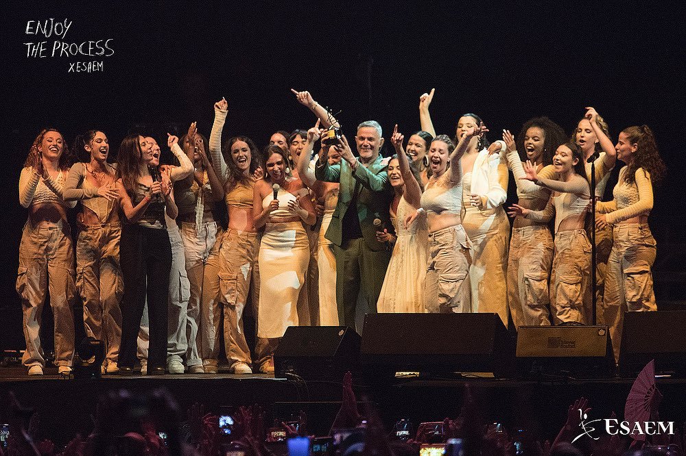 Laultimanota06's tweet photo. @ESAEM_oficial
Gracias @AlejandroSanz por querer que todos estos artistas
compartiésemos contigo escenario ✨❤️💯 ¡Nunca lo vamos a olvidar! Felices de haber podido entregarte el ‘Premio de las Artes Escénicas @antoniobanderas de #ESAEM,un pequeño recuerdo,Gracias a todos ! https://t.co/bcfDUWAq5j