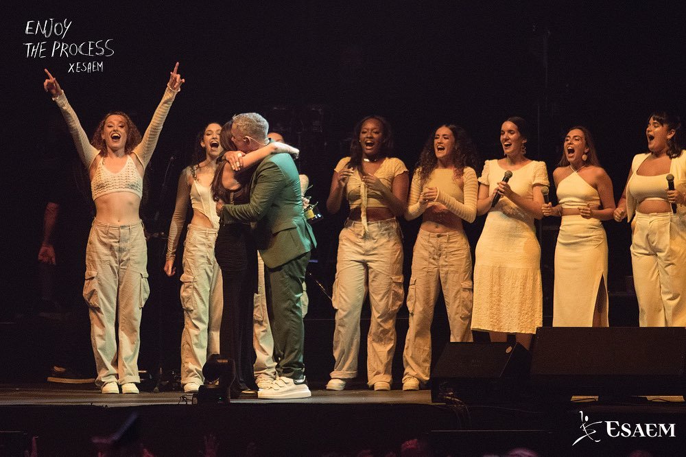 Laultimanota06's tweet photo. @ESAEM_oficial
Gracias @AlejandroSanz por querer que todos estos artistas
compartiésemos contigo escenario ✨❤️💯 ¡Nunca lo vamos a olvidar! Felices de haber podido entregarte el ‘Premio de las Artes Escénicas @antoniobanderas de #ESAEM,un pequeño recuerdo,Gracias a todos ! https://t.co/bcfDUWAq5j