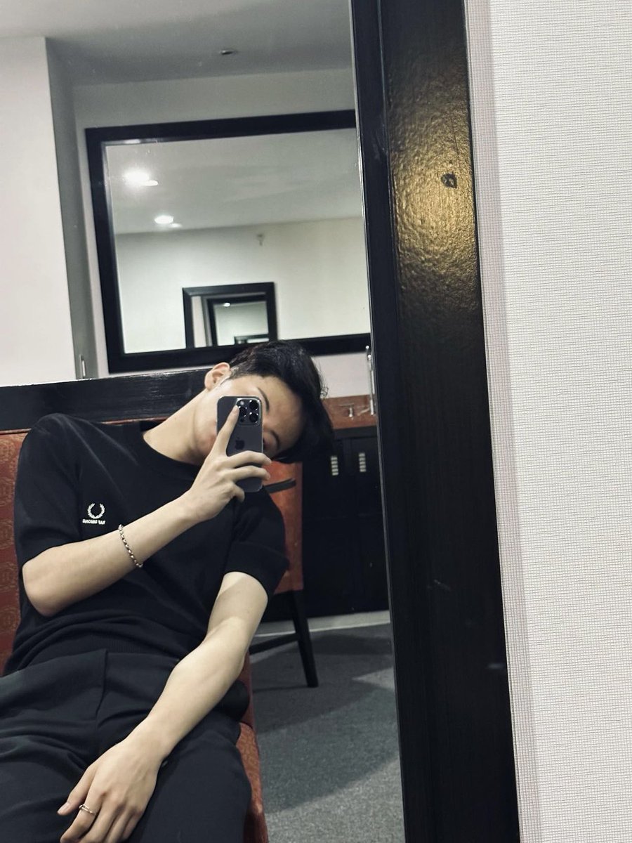 Ieemarkees's tweet photo. mark threads update 💬 https://t.co/6foY5nGPh8
