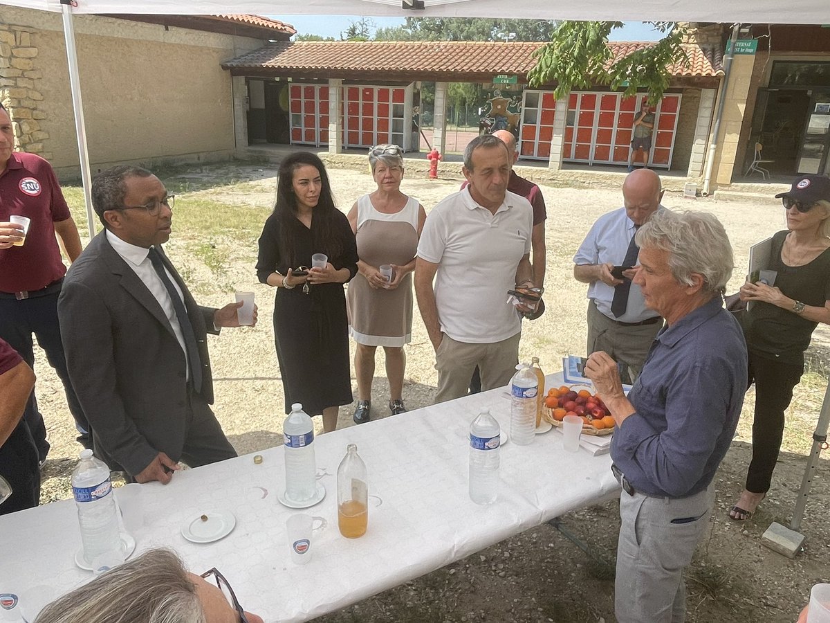 SergeAndrieu84's tweet photo. J’ai eu le plaisir d’accueillir le Ministre de l’@education_gouv @PapNdiaye pour visiter le centre du #SNU et rencontrer les jeunes qui participent à ce séjour de 15 jours au campus Louis Giraud @campus_ventoux à Serres. #Carpentras accueille les séjours SNU depuis leur création. https://t.co/IdJRrpfynr