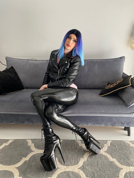 Normalise men wearing leggings and high heels https://t.co/rk57tyykit