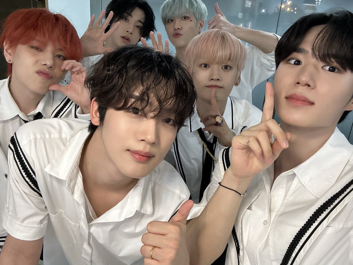 WEi__Official's tweet photo. 더운 여름을 이겨낼 수 있는 단 한 가지 방법, 💙위아이💜
비가 와도 해가 뜨거워도 언제나 위아이랑 함께해주셔서 감사합니다🙌
루아이 이번 주도 화이팅💪

#위아이 #WEi 
#Eternally #질주 #OVERDRIVE https://t.co/y9vmfnfMu5