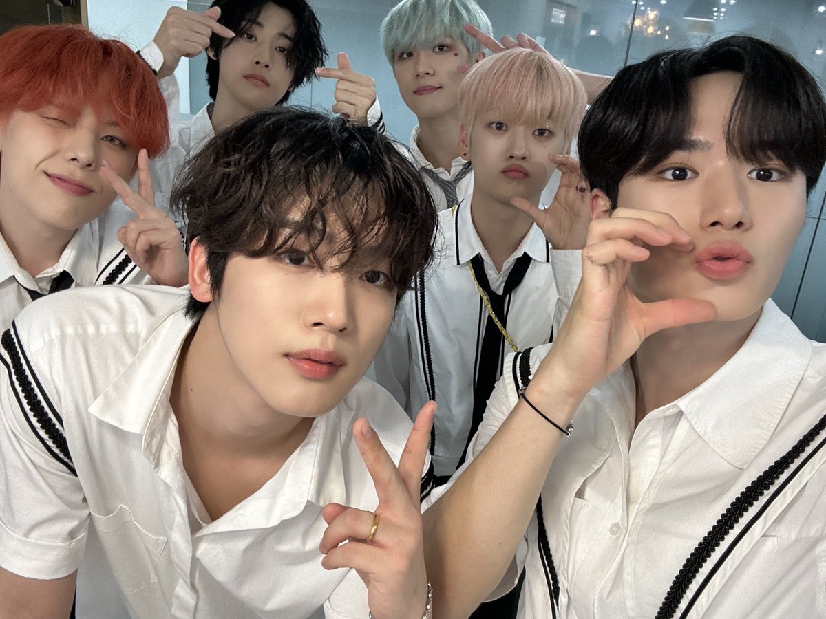 더운 여름을 이겨낼 수 있는 단 한 가지 방법, 💙위아이💜
비가 와도 해가 뜨거워도 언제나 위아이랑 함께해주셔서 감사합니다🙌
루아이 이번 주도 화이팅💪

#위아이 #WEi 
#Eternally #질주 #OVERDRIVE