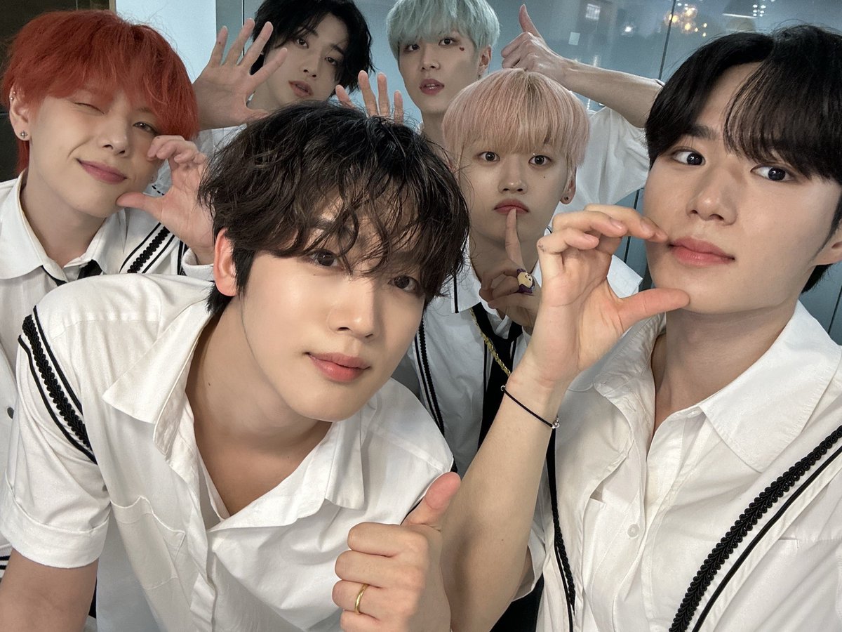 WEi__Official's tweet photo. 더운 여름을 이겨낼 수 있는 단 한 가지 방법, 💙위아이💜
비가 와도 해가 뜨거워도 언제나 위아이랑 함께해주셔서 감사합니다🙌
루아이 이번 주도 화이팅💪

#위아이 #WEi 
#Eternally #질주 #OVERDRIVE https://t.co/y9vmfnfMu5