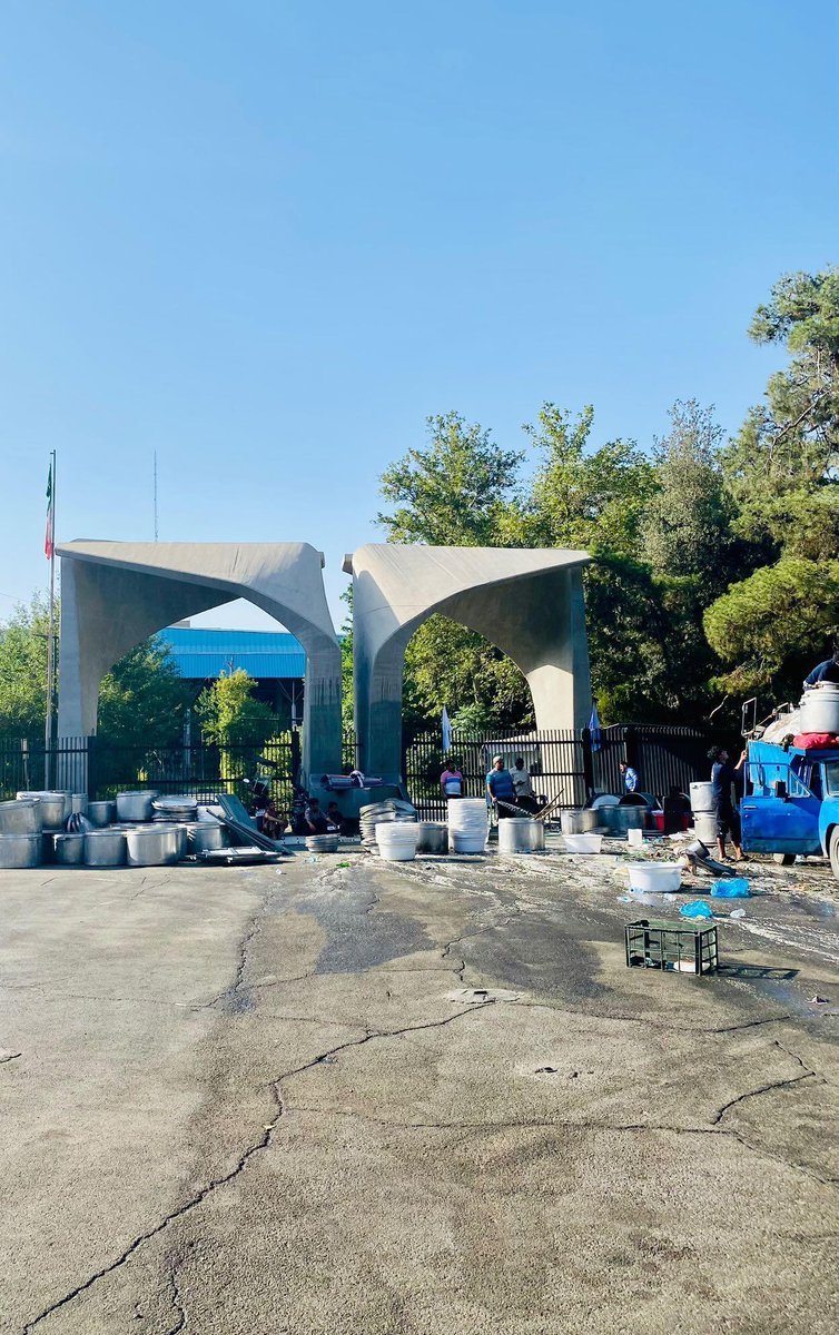 بشور و بساب دیگ‌‌ها و قابلمه‌ها جلوی سردر  مهم‌ترین دانشگاه مملکت. (شنبه ۱۷ تیر ۱۴۰۲ / عکس از مسعود درودیان)
امیدوارم این رو دیگه حمل بر مخالفت با جشن و فلان نکنن، فقط سوال اینه که جای دیگه‌ای برای شستن این دیگ‌ها نبود، حتما باید جلوی سردر دانشگاه تهران می‌شستن‌شون؟