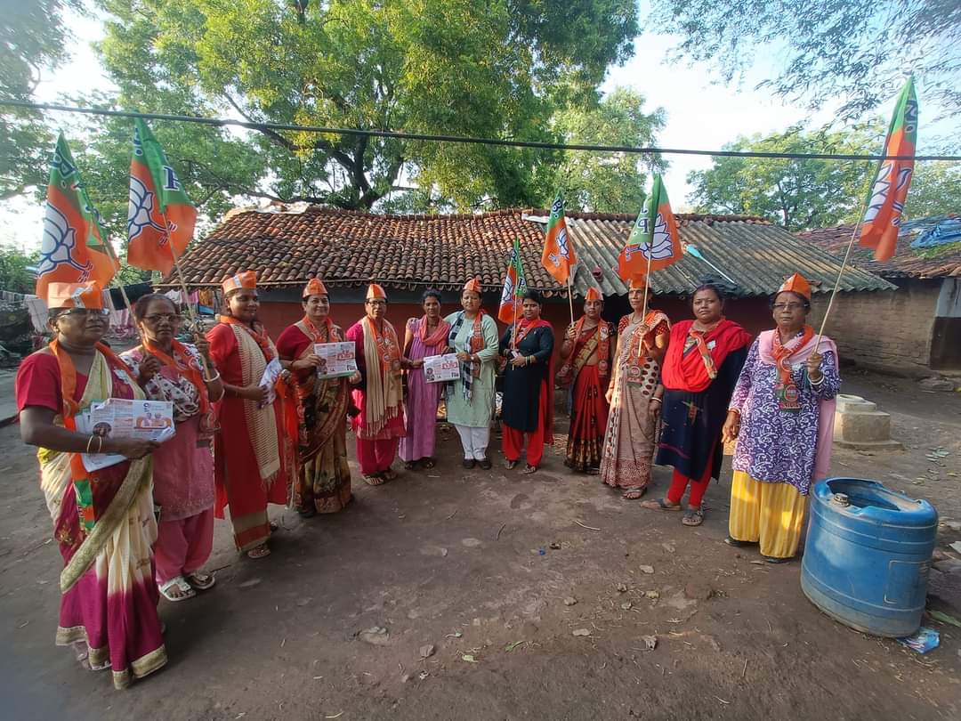 jyoti_0104's tweet photo. #संपर्क_से_समर्थन_अभियान 
के तहत आज जमशेदपुर के घाघीडीह मंडल (हरहरगुटू मंदिर) महिला  मोर्चा मंडल अध्यक्ष श्रीमती ममतालाल जी के नेतृत्व में हम सब प्रधान मंत्री श्री  Narendra Modi जी के सफलतम 9 वर्ष के जनकल्याणकारी योजनाओं के विषय मे चर्चा की एवं संपर्क से समर्थन अभियान चलाए। https://t.co/wWklif4aUi