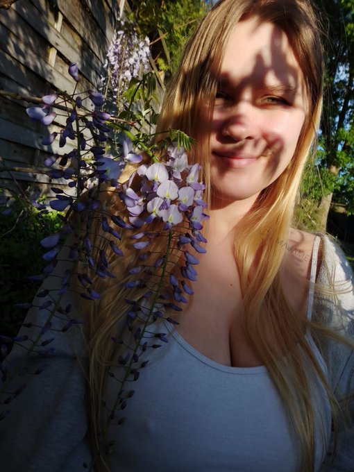 The flowers smell soooo good 🤭 https://t.co/27AlpFA3SI<a href="/tag/neuesprofilbild"class="tags"><span>#neuesprofilbild</span></a>