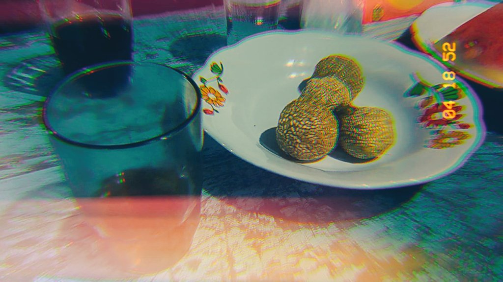 abaaay_brmn's tweet photo. Malam ini terbuat dari Onde-onde, teh hangat, dan suara speaker yang cuma 2 meter dari telinga. https://t.co/yUytx0XxHS