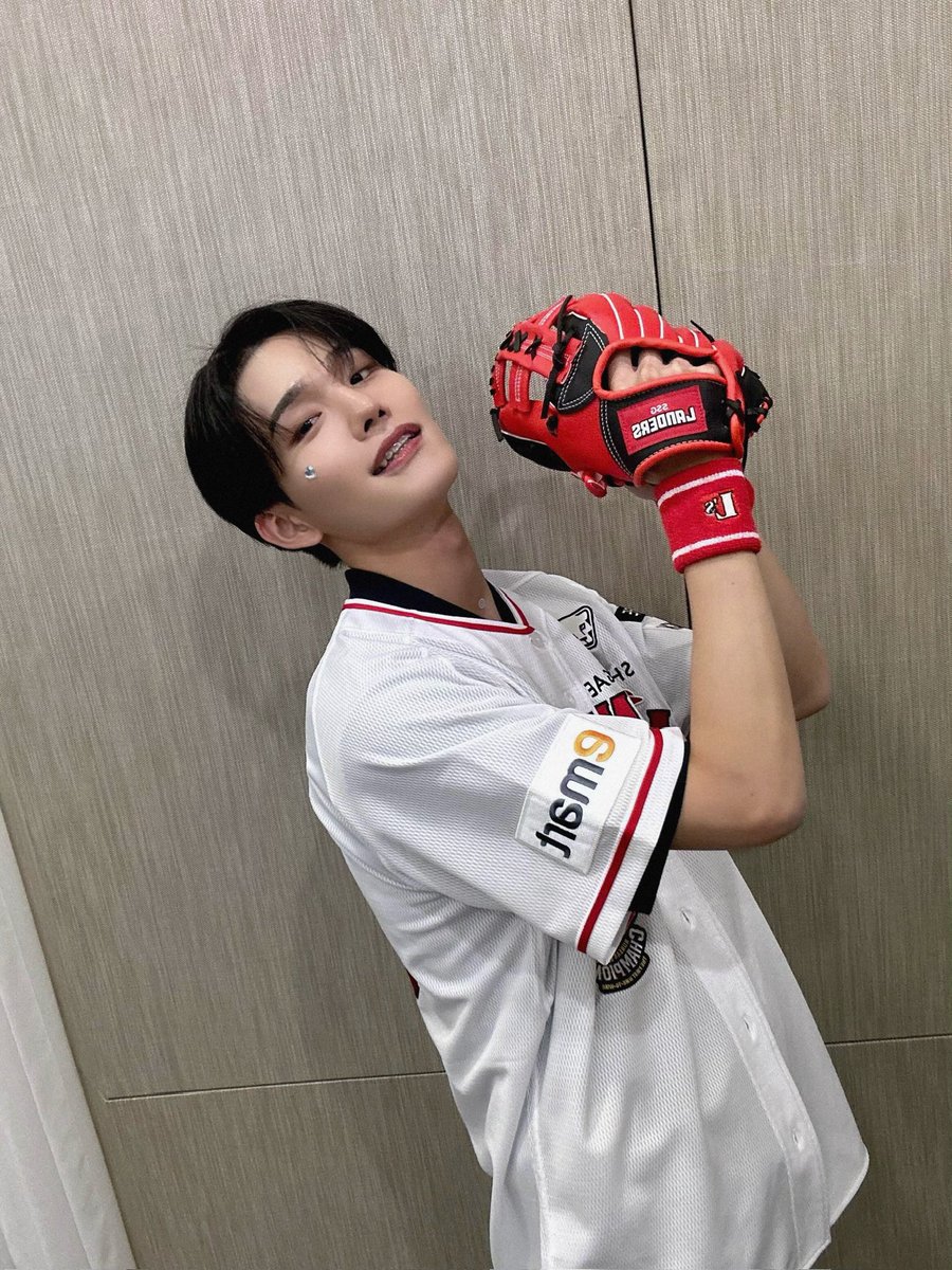 CIX_twt's tweet photo. 4번 타자 김승훈 ⚾️
다들 월요일 힘내자! 화이팅!

#CIX #FIX #승훈 #김승훈 #내편들 #KIMSEUNGHUN #SEUNGHUN #スンフン https://t.co/hTYkkEDHiA