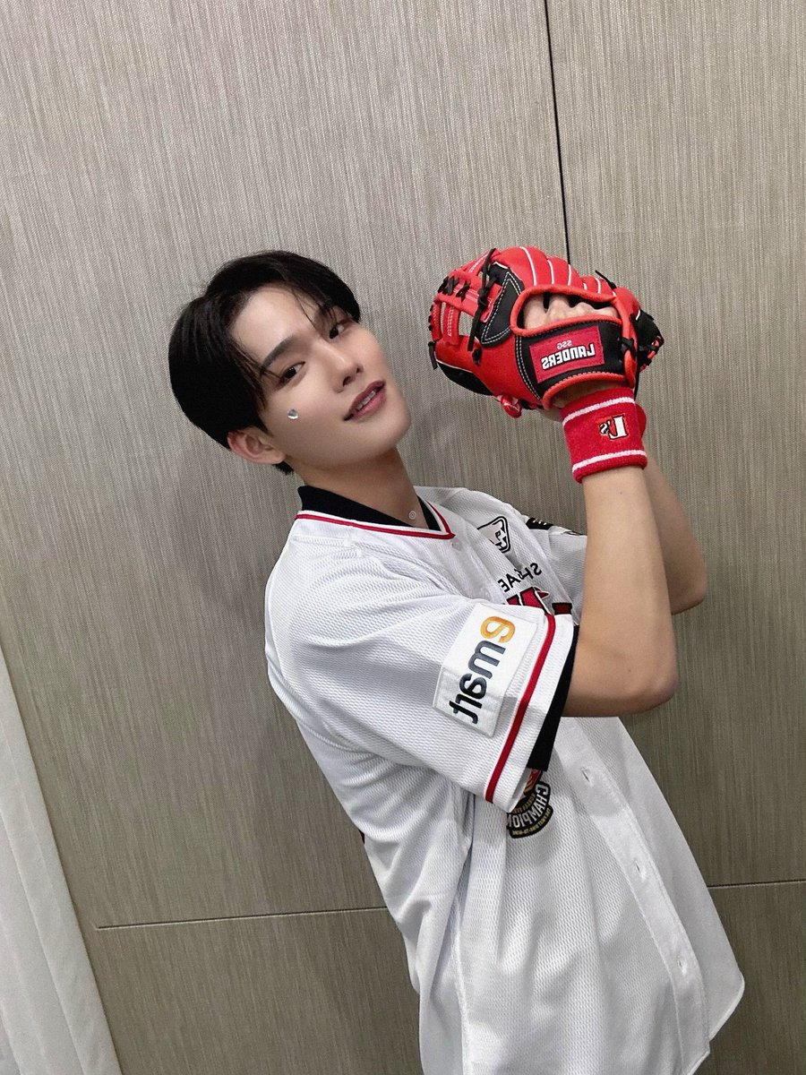CIX_twt's tweet photo. 4번 타자 김승훈 ⚾️
다들 월요일 힘내자! 화이팅!

#CIX #FIX #승훈 #김승훈 #내편들 #KIMSEUNGHUN #SEUNGHUN #スンフン https://t.co/hTYkkEDHiA