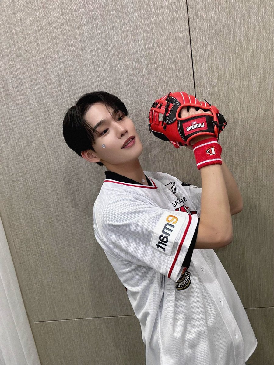 CIX_twt's tweet photo. 4번 타자 김승훈 ⚾️
다들 월요일 힘내자! 화이팅!

#CIX #FIX #승훈 #김승훈 #내편들 #KIMSEUNGHUN #SEUNGHUN #スンフン https://t.co/hTYkkEDHiA