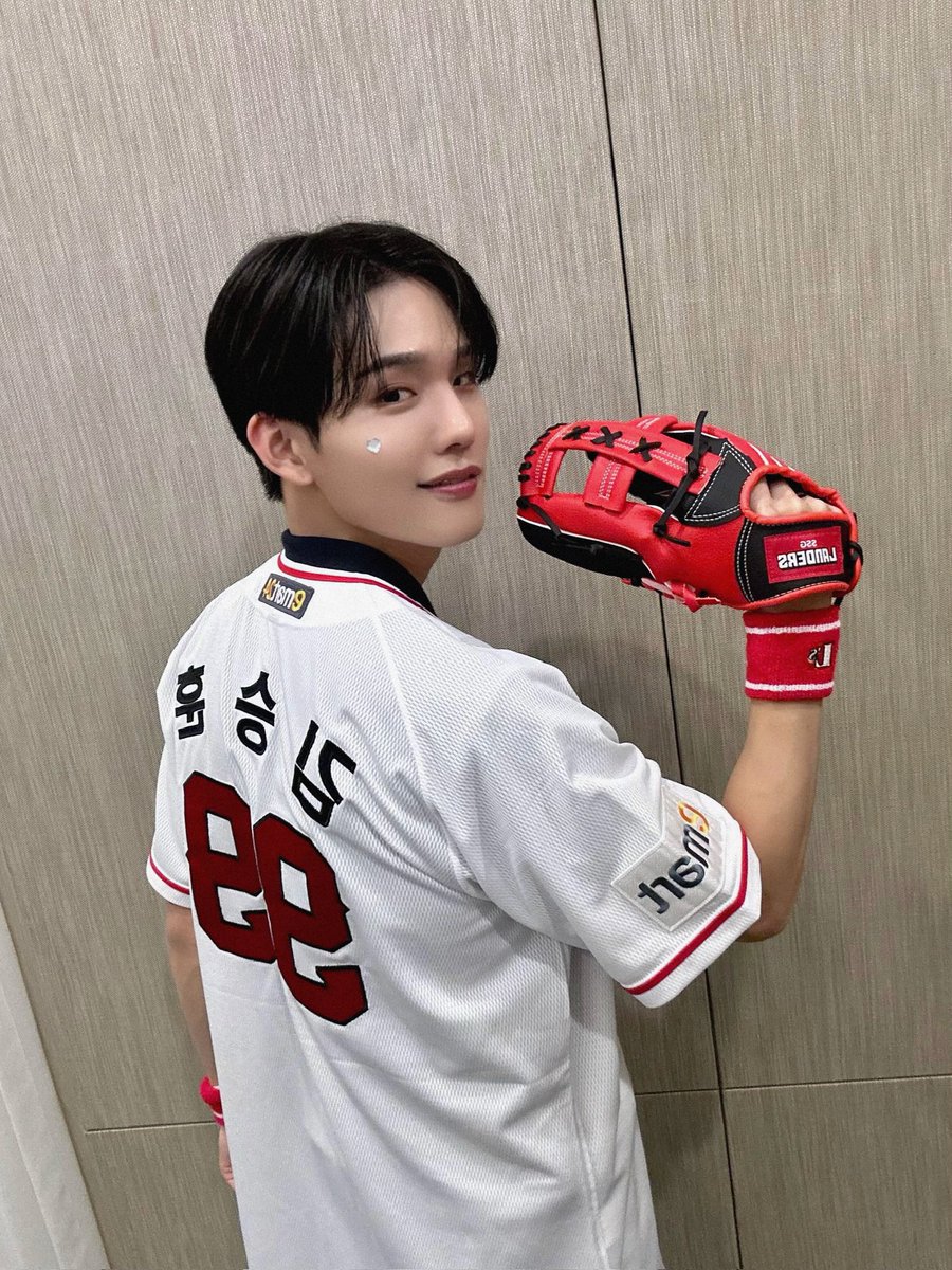 CIX_twt's tweet photo. 4번 타자 김승훈 ⚾️
다들 월요일 힘내자! 화이팅!

#CIX #FIX #승훈 #김승훈 #내편들 #KIMSEUNGHUN #SEUNGHUN #スンフン https://t.co/hTYkkEDHiA