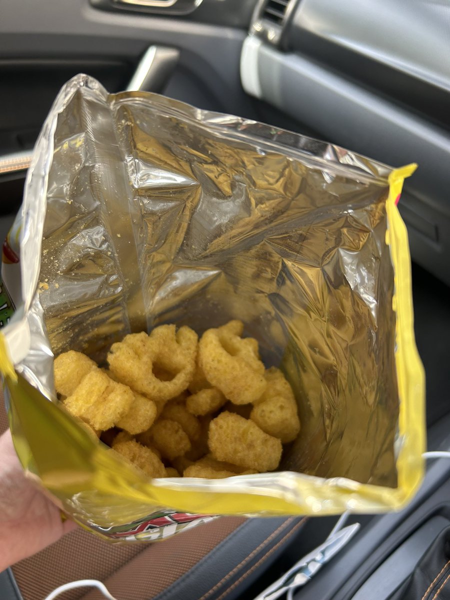DaveV99's tweet photo. @walkers_crisps I really feel cheated after buying a "share pack" https://t.co/uo47sPrdZU