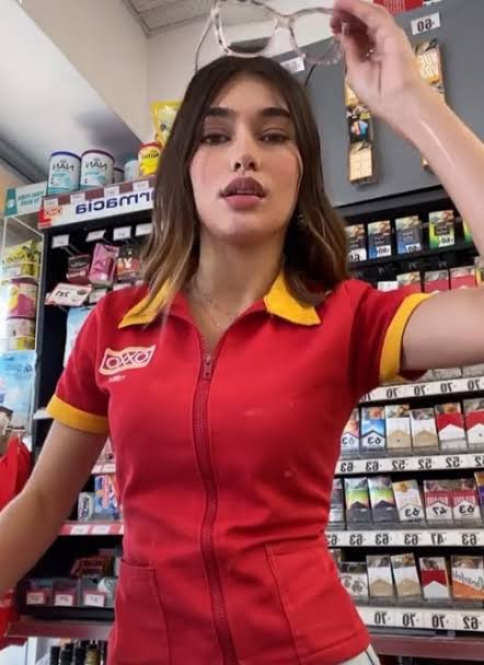 Elegido123_'s tweet photo. Vogue super modelo // Cajera del Oxxo https://t.co/gCCjfZ6EWs