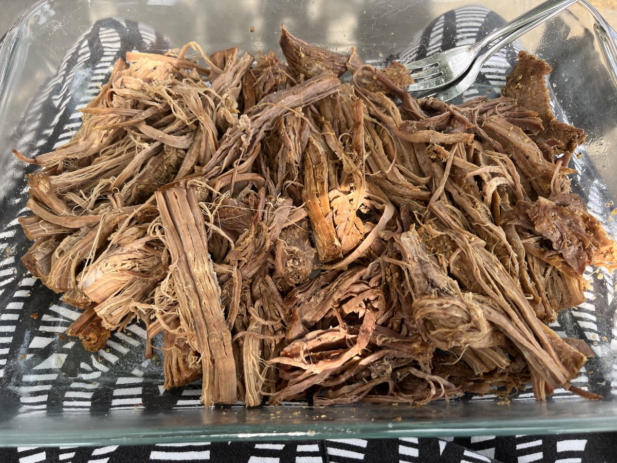 kleinkraakie's tweet image. De pulled beef was goed gekeurd…alleen een beetje droog maar dat werd weggespoeld met Gallo Muscato 😂😂 #pulledbeef #bbq