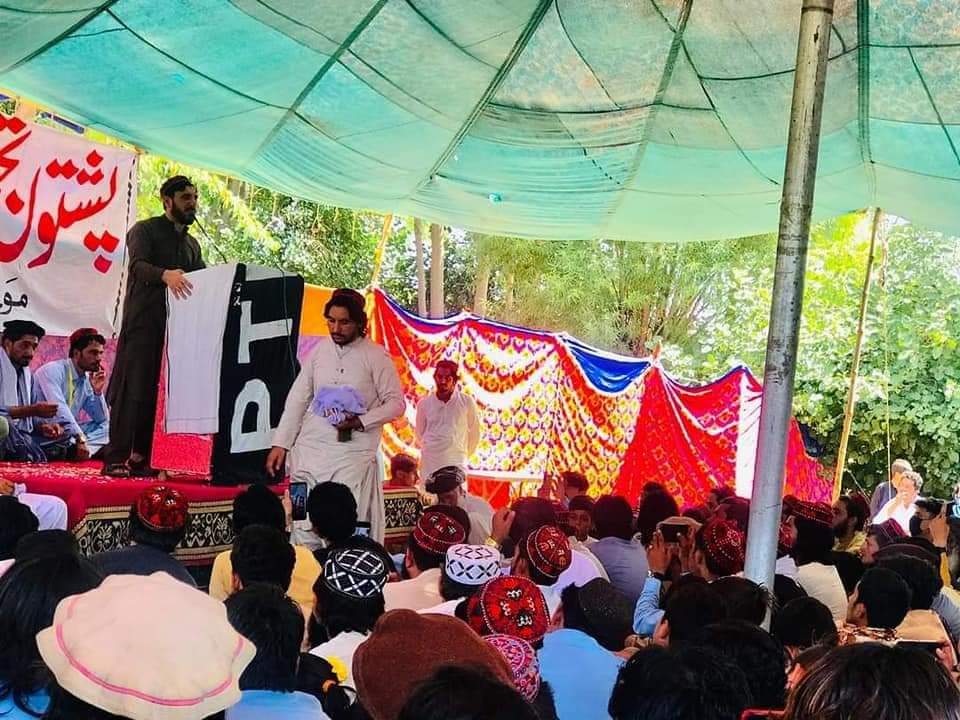 HayaManzoorPN's tweet photo. جنوبي وزیرستان تحصیل سروکي مولاي خان سراي کي د پښتون ژغورني غورځنګ له اړخه تربیتي سیمنار تر سره شو ستر سالار منظور احمد پشتين ملګرو ته د تحریک او تنظیم په حقله  ځانګړې وینا وکړه.

#ManzoorPashteenOurHero
#PTMZindabad
#ReleasePTMActivists https://t.co/pyXcKE2fWy