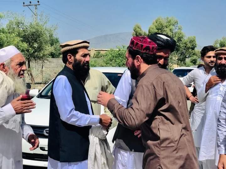 HayaManzoorPN's tweet photo. جنوبي وزیرستان تحصیل سروکي مولاي خان سراي کي د پښتون ژغورني غورځنګ له اړخه تربیتي سیمنار تر سره شو ستر سالار منظور احمد پشتين ملګرو ته د تحریک او تنظیم په حقله  ځانګړې وینا وکړه.

#ManzoorPashteenOurHero
#PTMZindabad
#ReleasePTMActivists https://t.co/pyXcKE2fWy