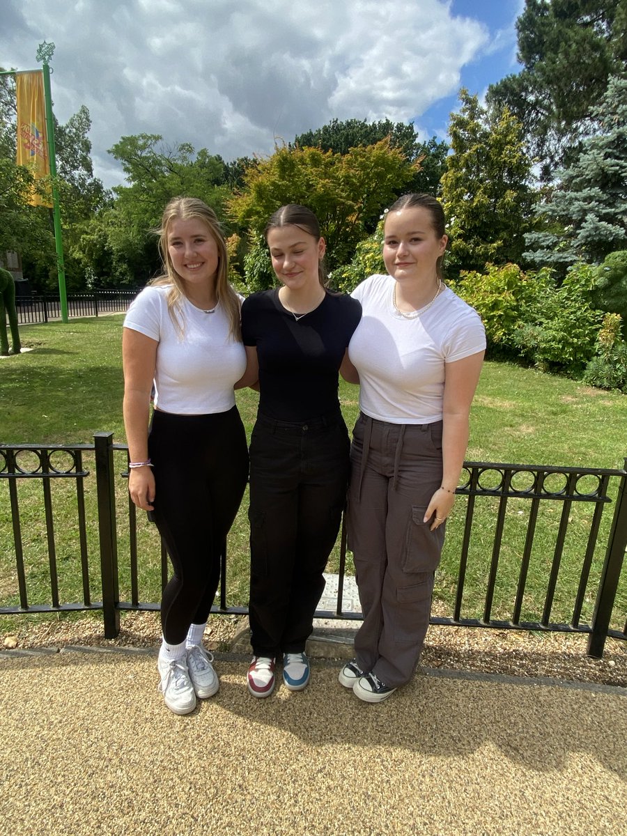 6thChsg's tweet photo. Year 12 at Chessington for the Day! #teamCSHG https://t.co/mGDQiiY2oe