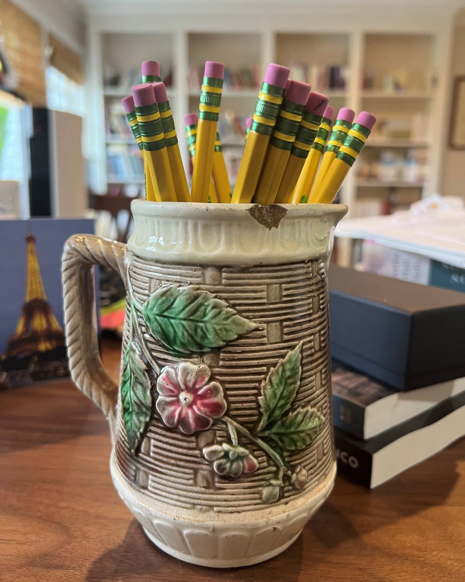 marthahallkelly's tweet photo. No matter what new writing implement I try I always come back to the trusty Ticonderoga 2. I tried the erasable pens but there's nothing like graphite when it comes to getting the good stuff on the page. What's your go-to? https://t.co/1HopetO8lG