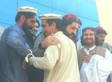 حنیف پښتین او فهیم وزیر هغه فعالان دې چې له تر اوسه دا لوی افعان په ننګ په بند کې دي نه ټیټ شول نه به ټیټ شي.
#FreePTMActivists
